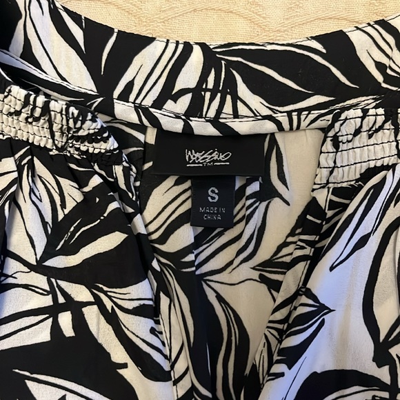 Mossimo black and white feathery design cold shoulder blouse - Picture 2 of 5